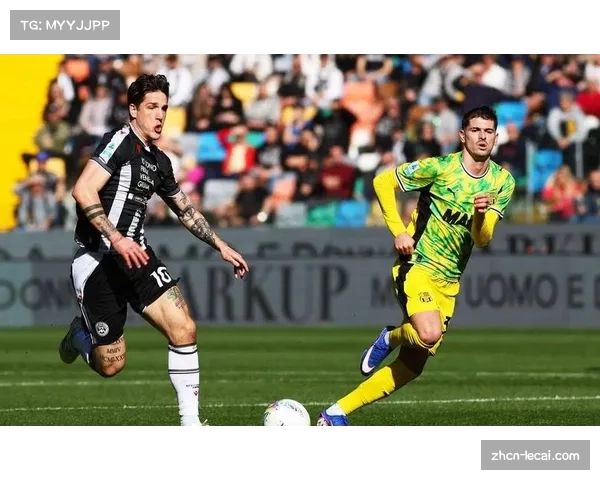 关键瞬间：萨索洛前锋在对手压迫下丢失球权，导致本方被快速反击得分